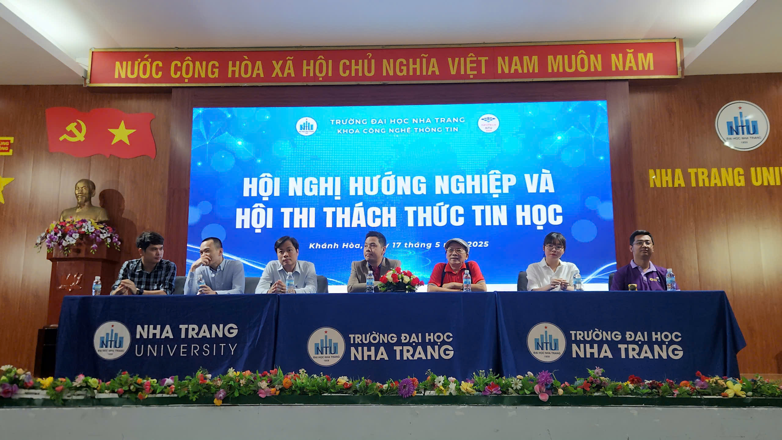 hội nghị hướng nghiệp & hội thị thách thức tin học 2025 khoa công nghệ thông tin đại học nha trang (1)