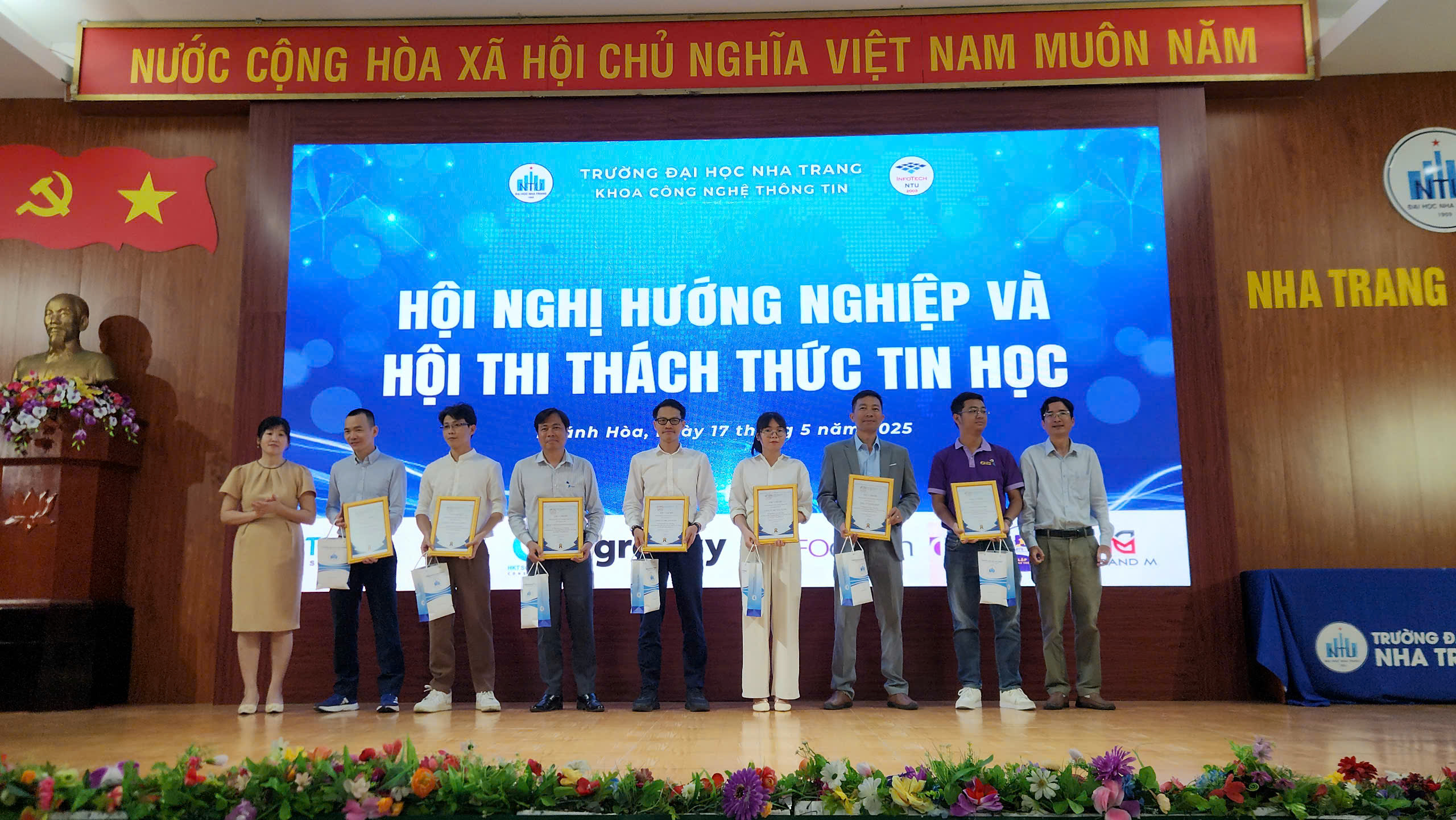 hội nghị hướng nghiệp & hội thị thách thức tin học 2025 khoa công nghệ thông tin đại học nha trang (5)