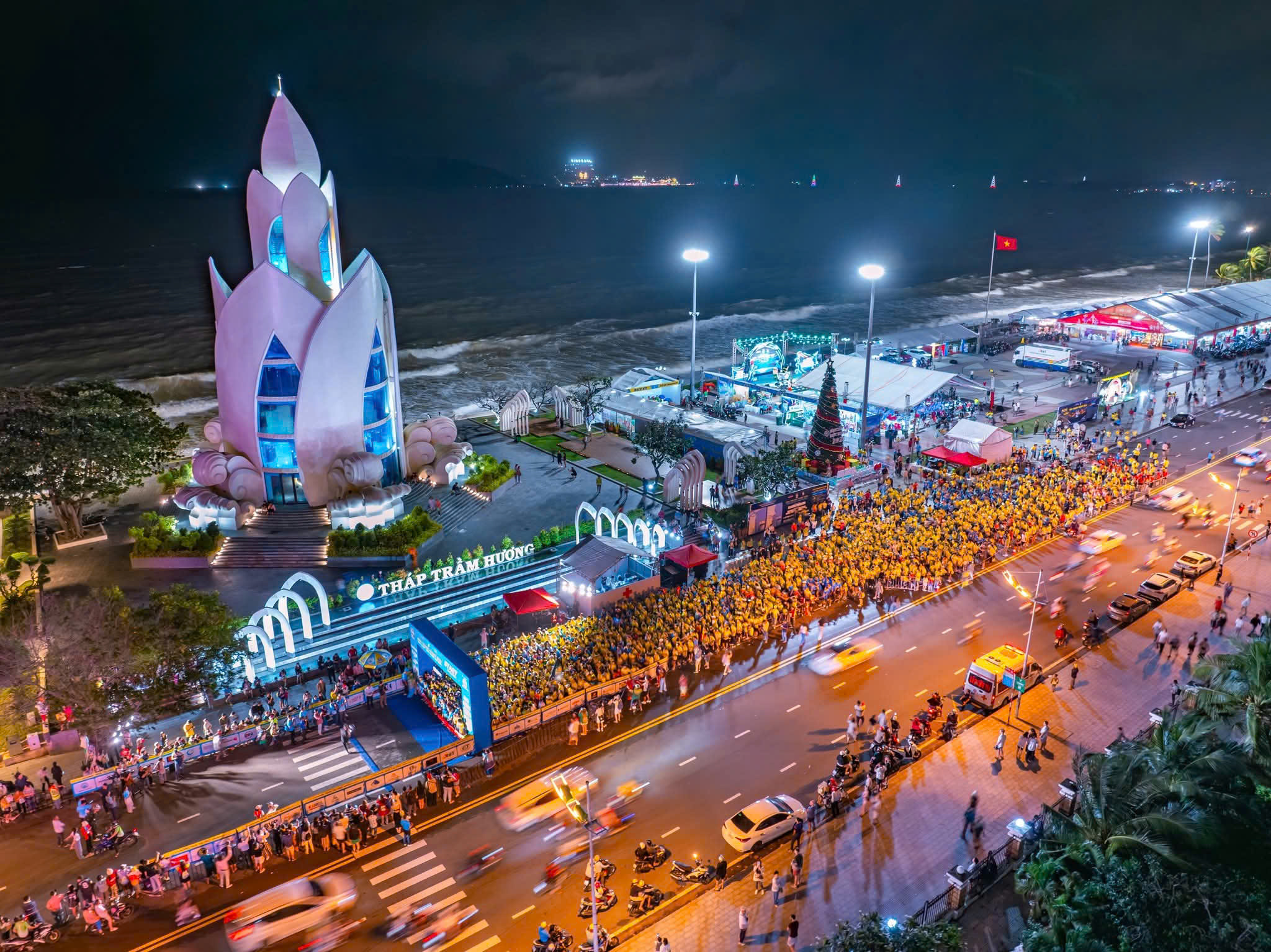 đường biển nha trang trong Giải Chạy Đêm Nha Trang Night Run Sanvinest - Báo Khánh Hòa 2024